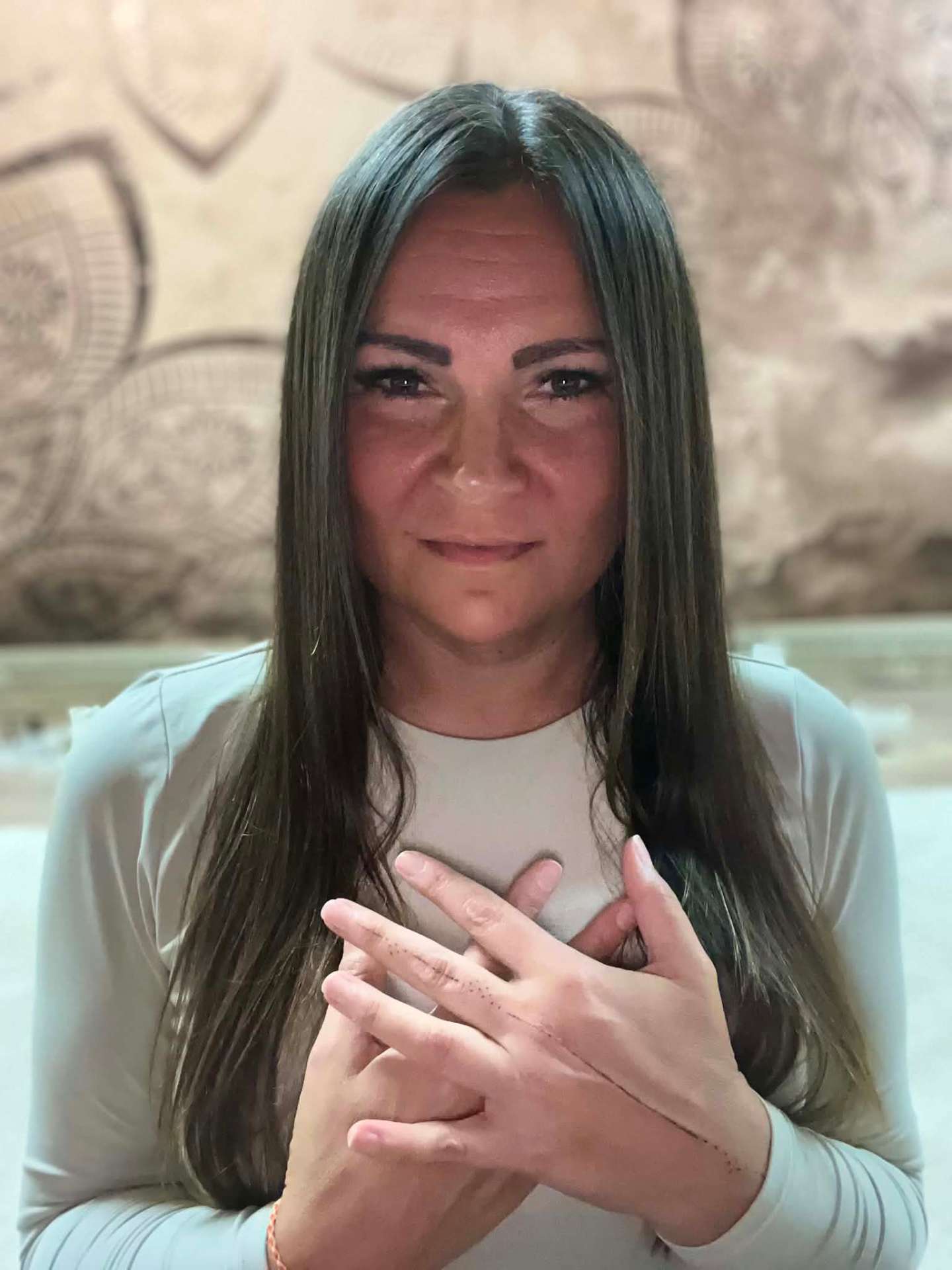 Fekete Éva a szívére tett kézzel
